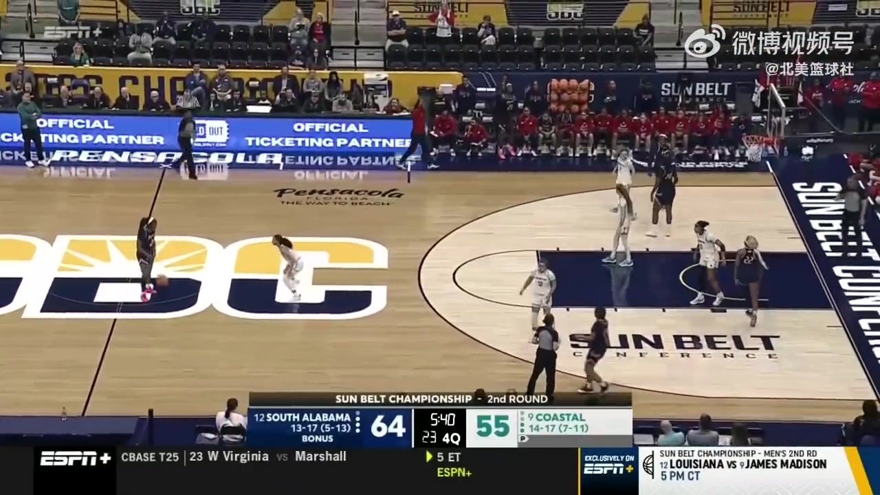 皇冠体育官方网站-女裁判被一拳KO！NCAA女篮赛场爆发大规模冲突 8人被驱逐！